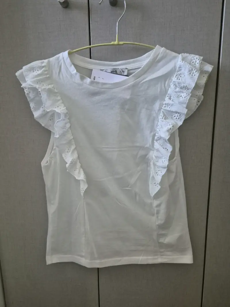NUEVA, Polera blanca con volantes MNG - 2