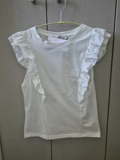 NUEVA, Polera blanca con volantes MNG - miniatura 2