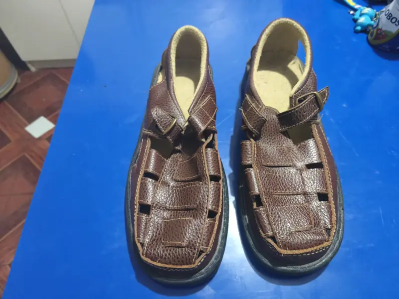 Sandalias de cuero marrón