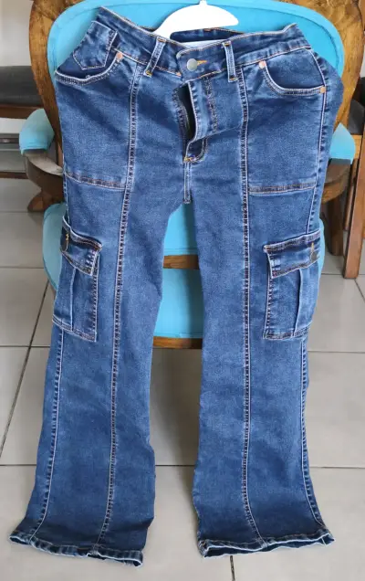 Jeans azul con bolsillos - miniatura 2