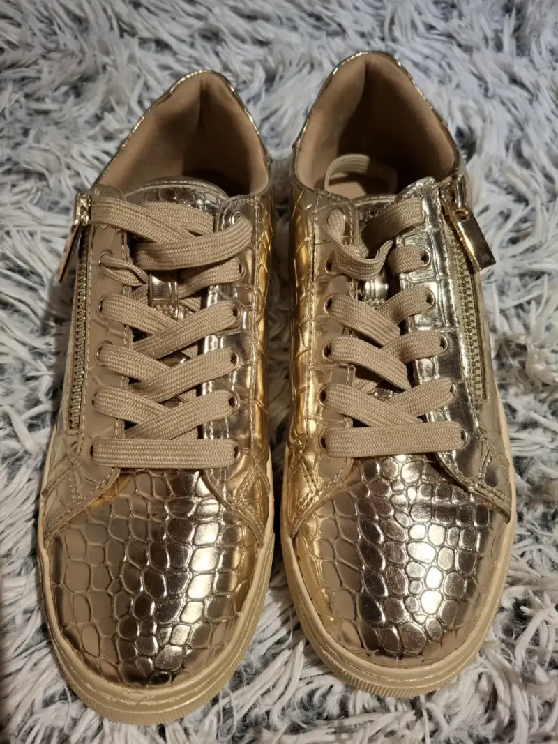 Zapatillas Aldo doradas con relieve