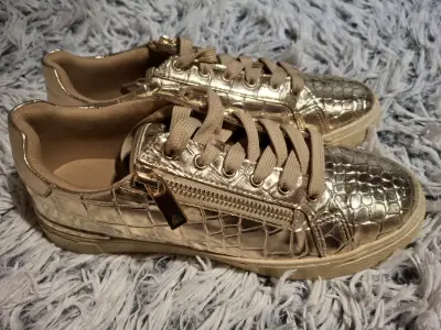 Zapatillas Aldo doradas con relieve - miniatura 2