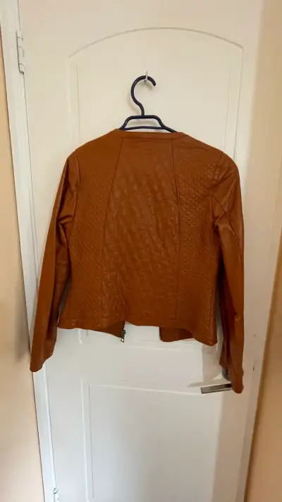 Chaqueta café de cuero - miniatura 2