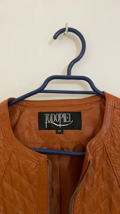 Chaqueta café de cuero - miniatura 3