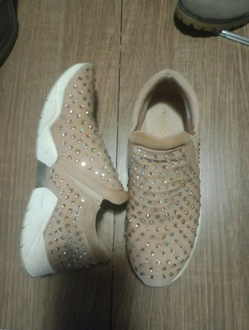 Zapatillas beige con brillantes