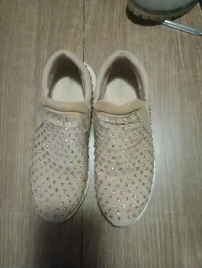 Zapatillas beige con brillantes - miniatura 2