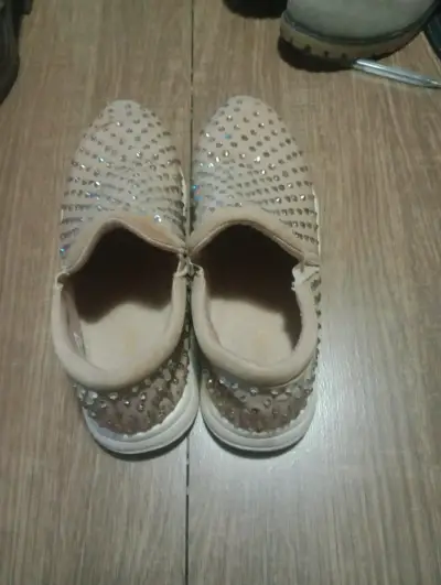 Zapatillas beige con brillantes - miniatura 3