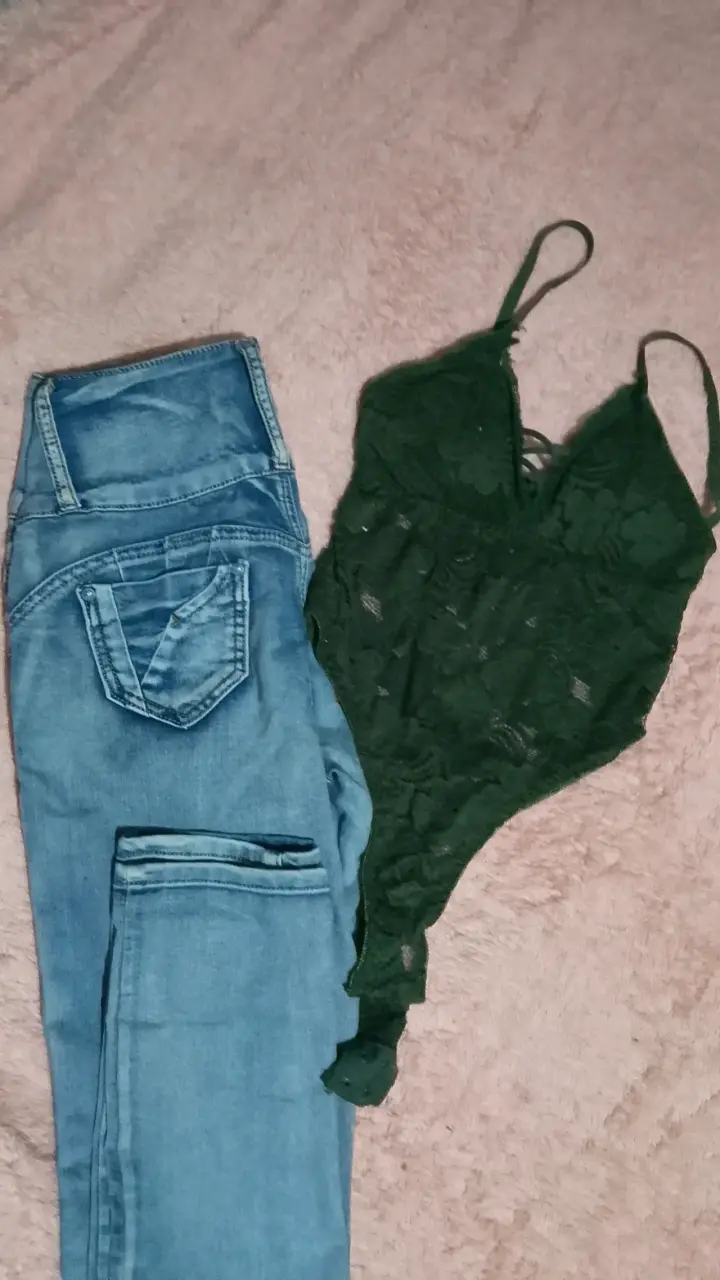 Jeans azul con body encaje verde