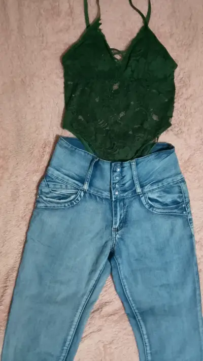 Jeans azul con body encaje verde - miniatura 2