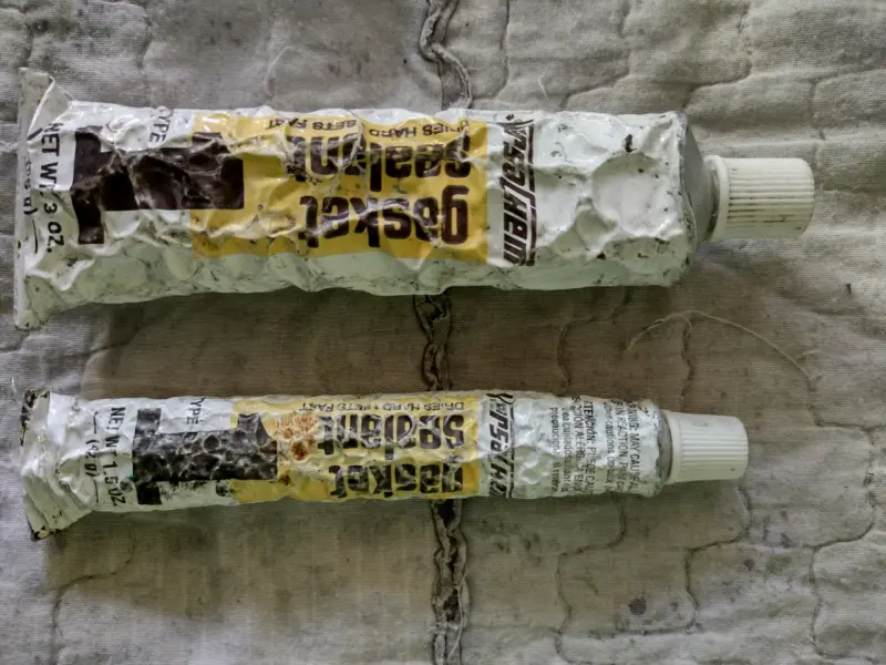Tubos de pasta selladora usados