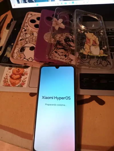 Teléfono Xiaomi HyperOS con fundas - miniatura 1