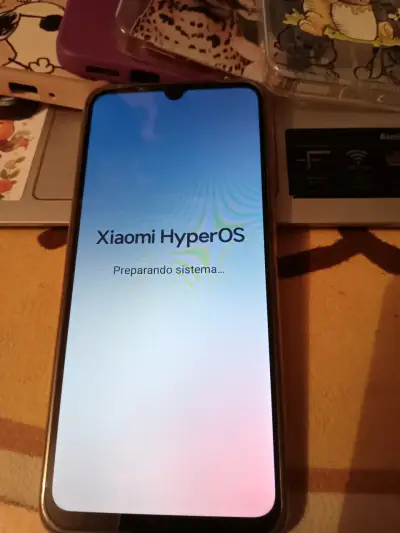 Teléfono Xiaomi HyperOS con fundas - miniatura 3