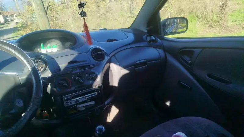 Auto  Toyota Yaris 1.5 - 4