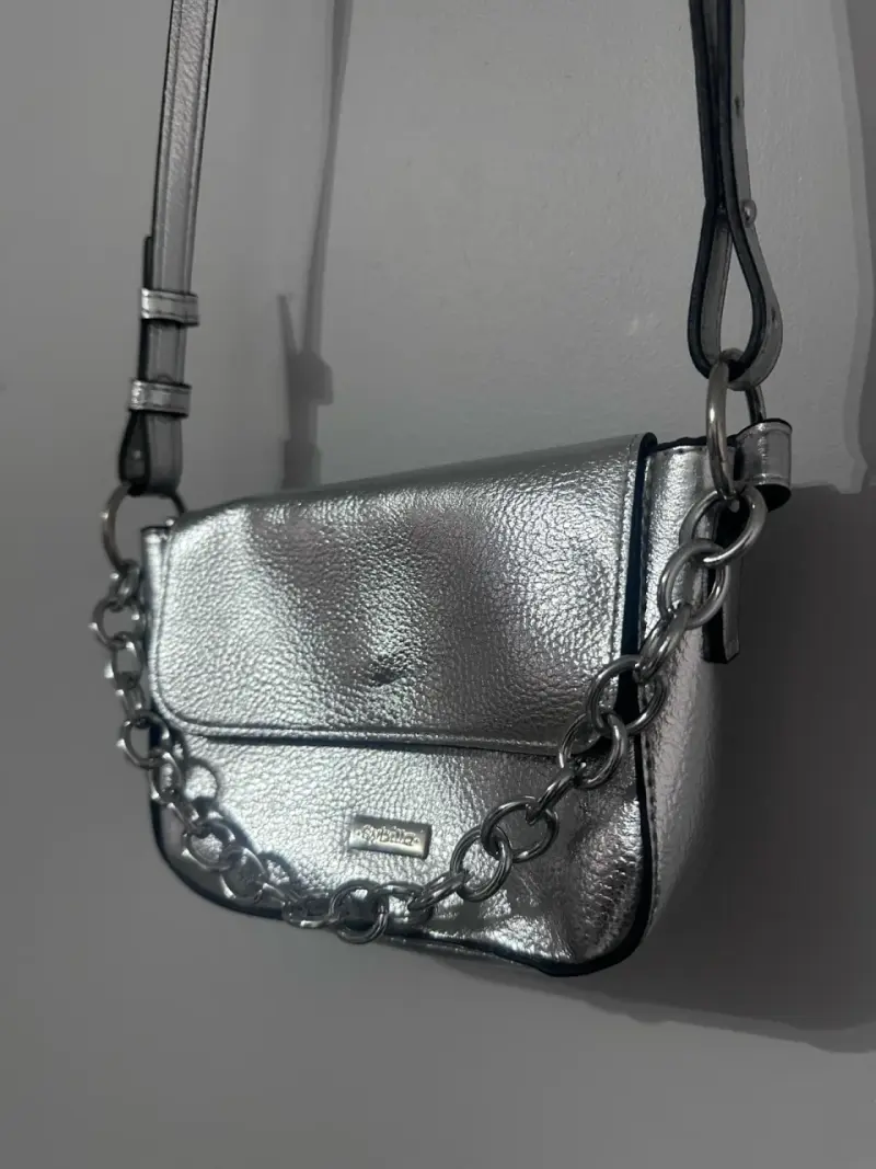 Cartera plateada con cadena - 2