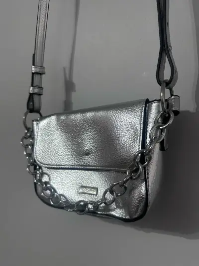 Cartera plateada con cadena - miniatura 2