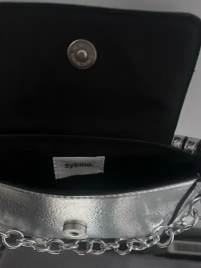 Cartera plateada con cadena - miniatura 3