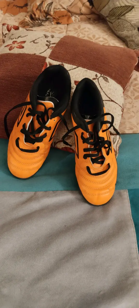 Zapatillas deportivas fútbol naranjas