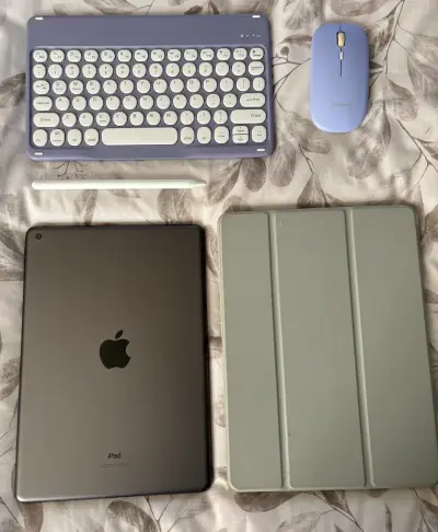 iPad 9na generación con teclado y mouse - miniatura 1