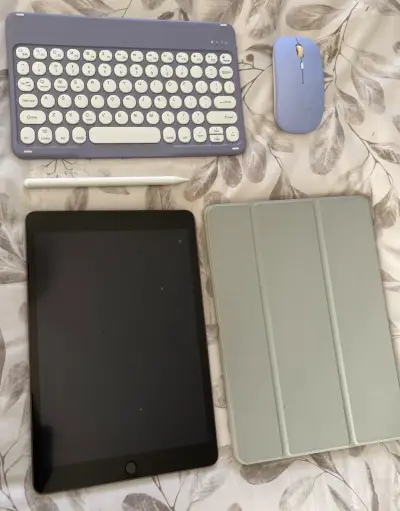 iPad 9na generación con teclado y mouse - miniatura 2