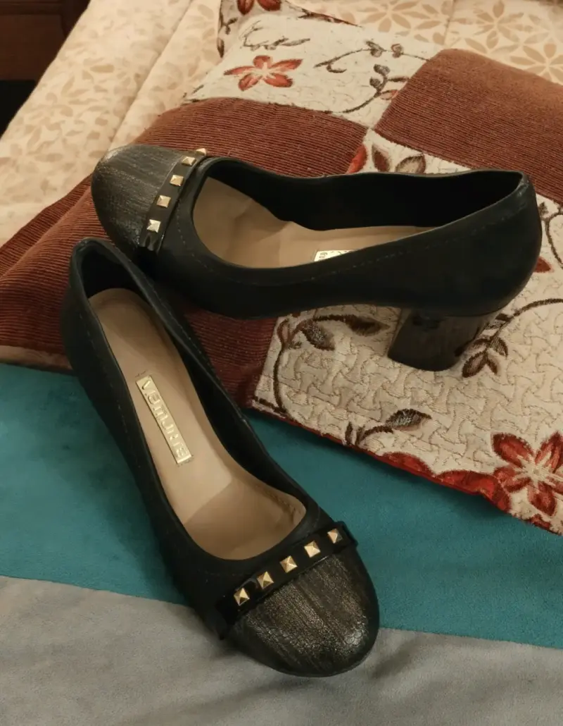 Zapatos de tacón negro con tachas