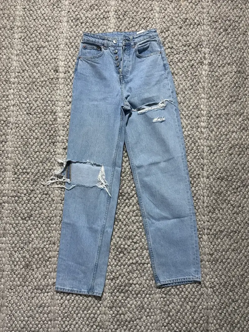 Jeans celestes rasgados H&M