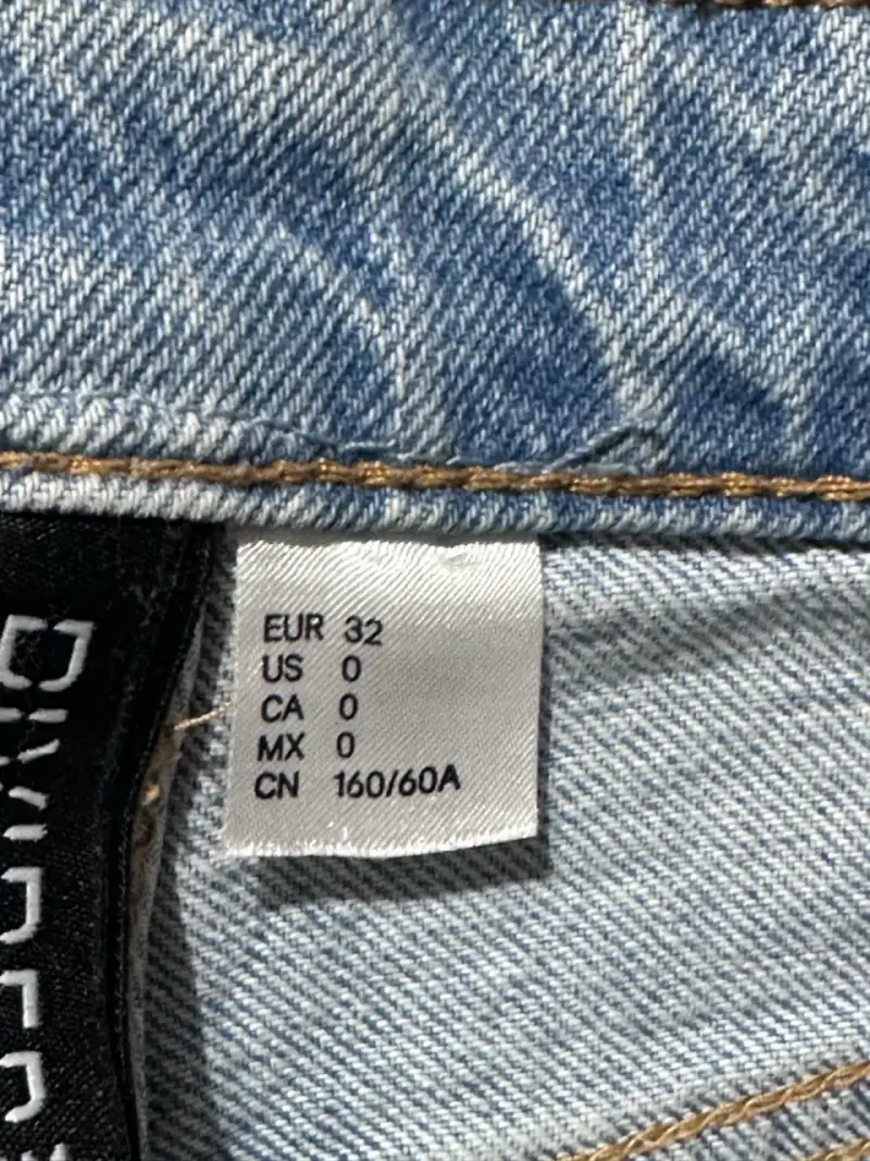 Jeans celestes rasgados H&M - 2