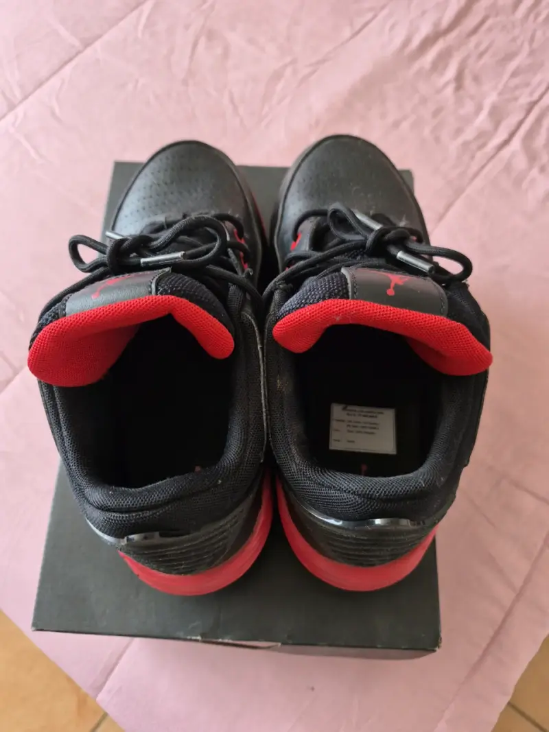 Zapatillas Jordan negras y rojas niño