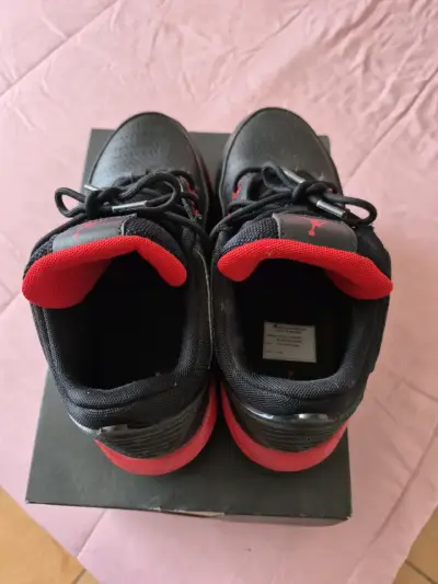 Zapatillas Jordan negras y rojas niño - miniatura 1
