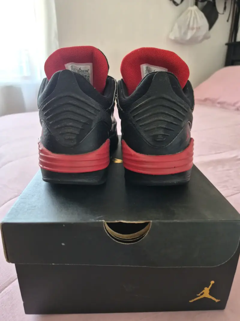 Zapatillas Jordan negras y rojas niño - 2