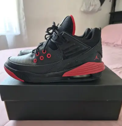 Zapatillas Jordan negras y rojas niño - miniatura 3