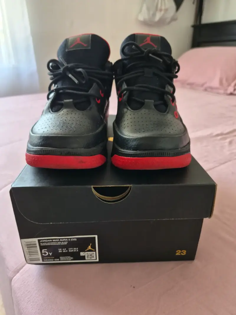 Zapatillas Jordan negras y rojas niño - 4