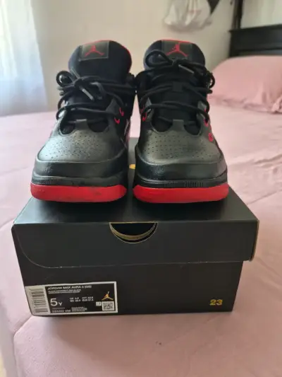 Zapatillas Jordan negras y rojas niño - miniatura 4