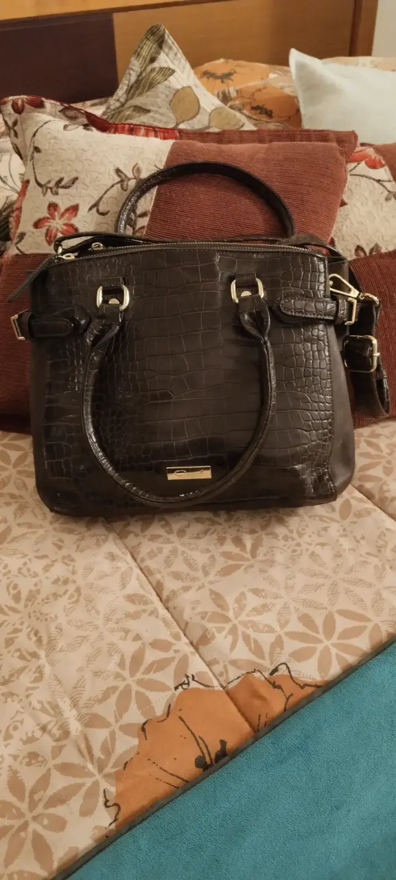 Cartera café cuero sintético