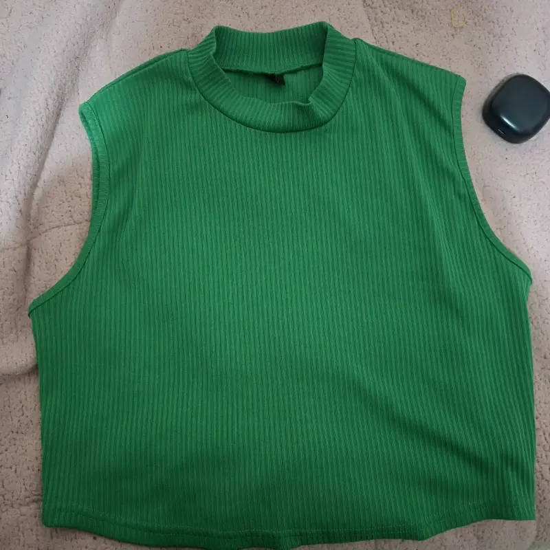 Top sin mangas verde