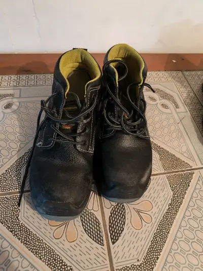 Botas de seguridad negras y zapatilla - miniatura 1