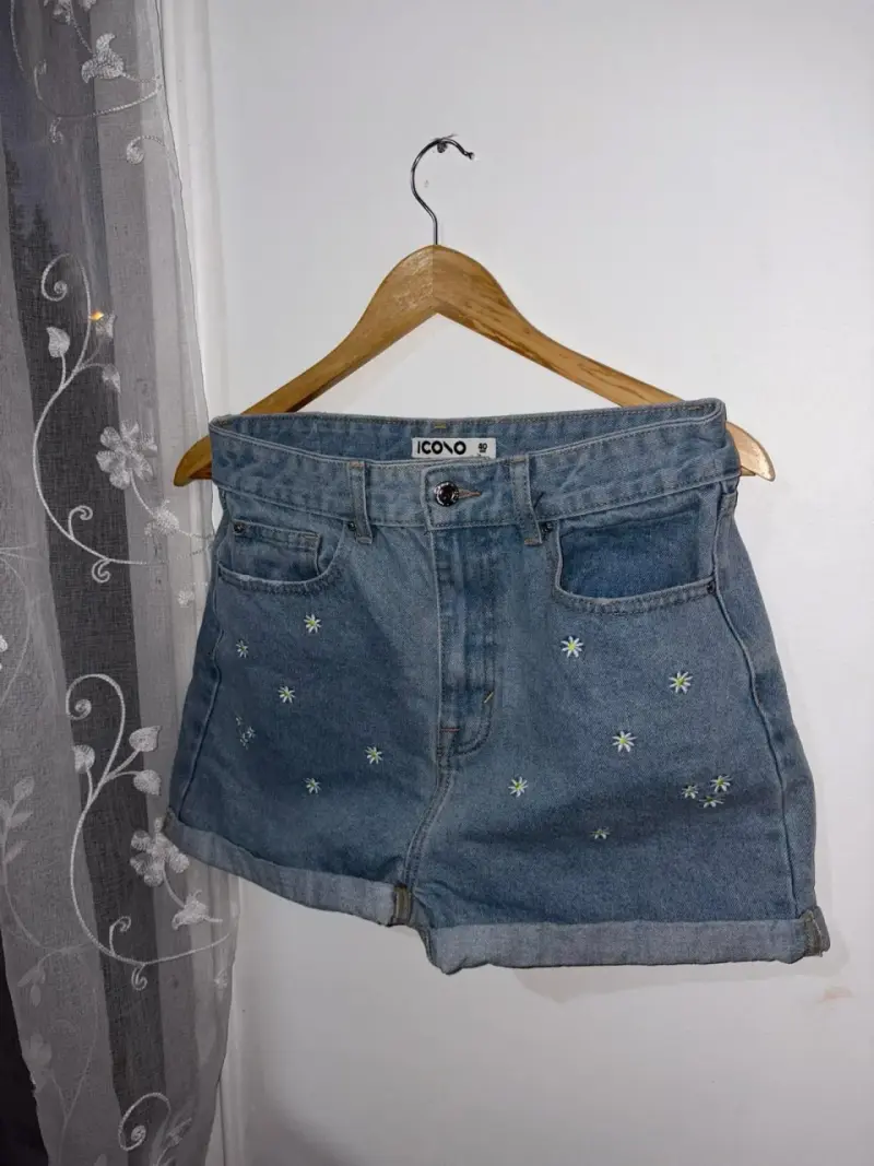 Shorts de mezclilla con flores