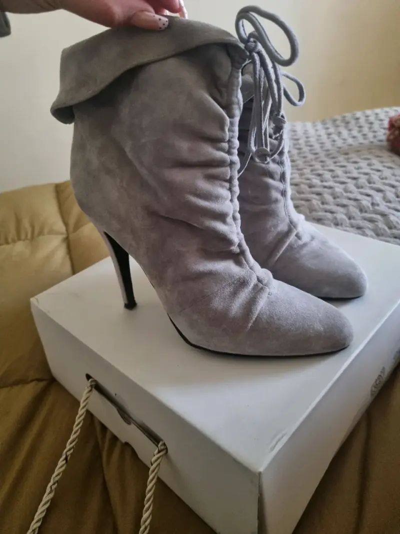 Botines de gamuza gris con tacón alto