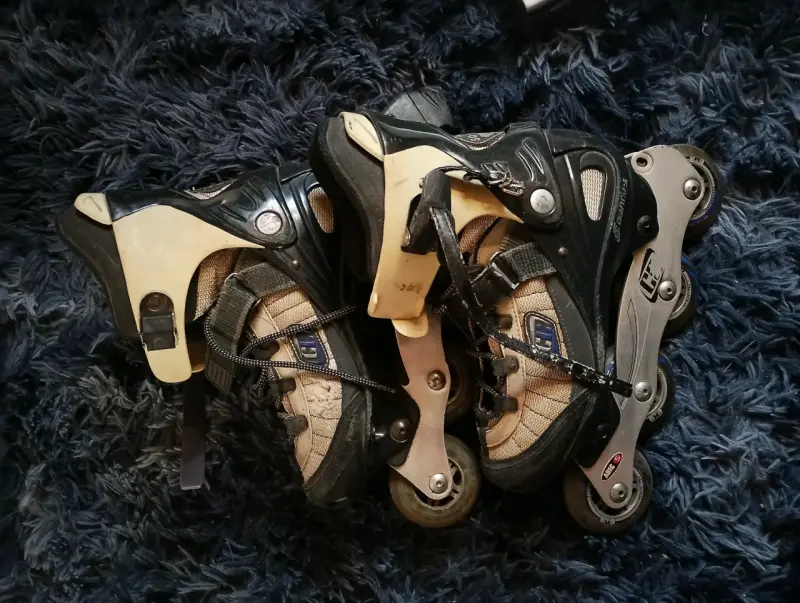 Patines en línea negros y beige