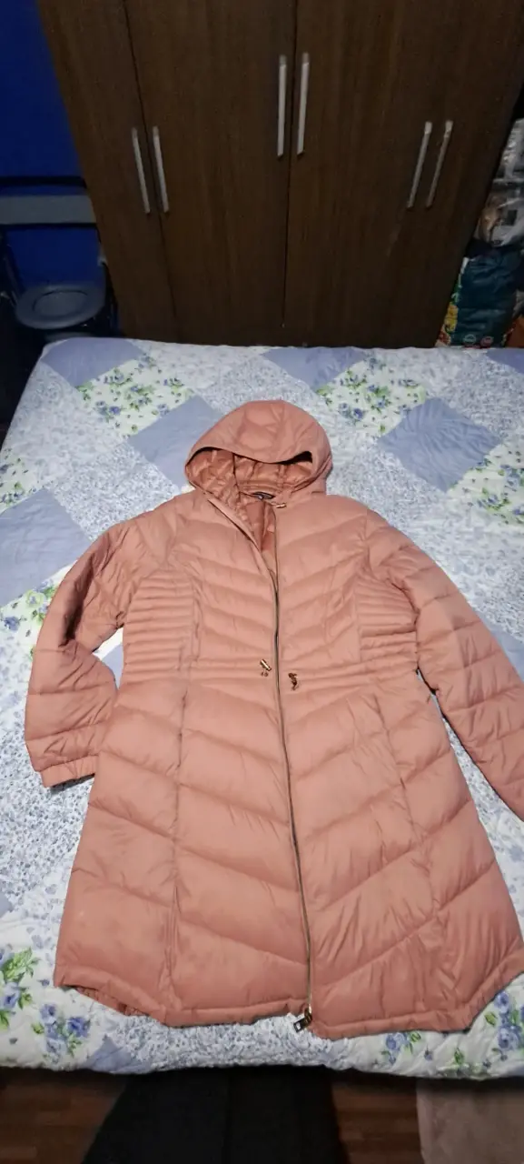 Parka larga rosada con capucha
