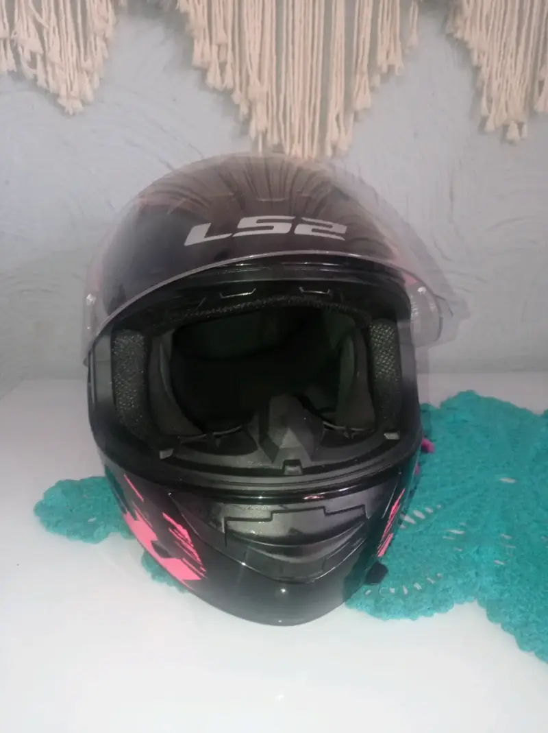 Casco moto negro con visor
