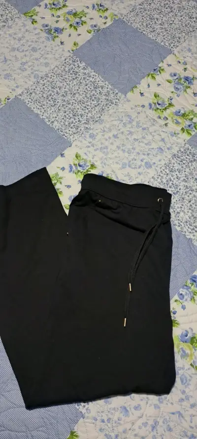 Pantalón negro deportivo - miniatura 1