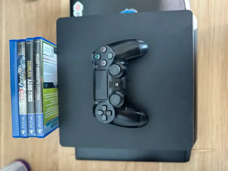 Consola PS4 con juegos y control