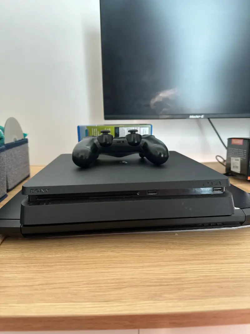 Consola PS4 con juegos y control - 2
