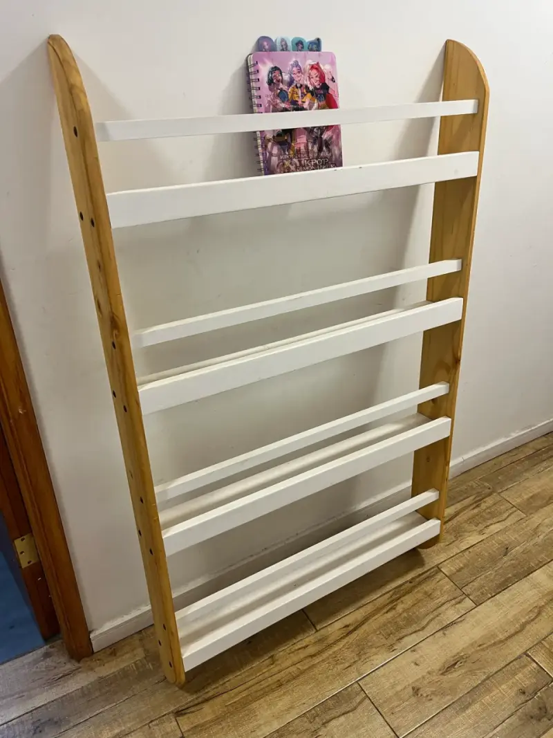 Librero organizador blanco y madera