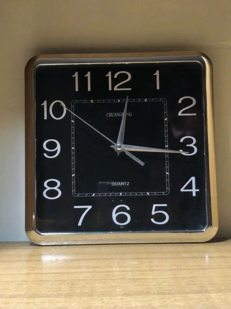 Reloj de pared cuadrado negro