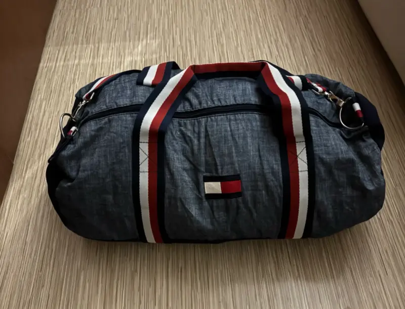 Bolso deportivo azul con correas
