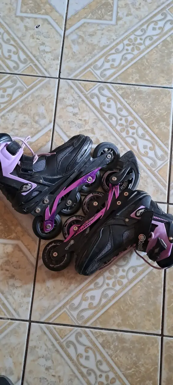 Patines en línea negros y lilas
