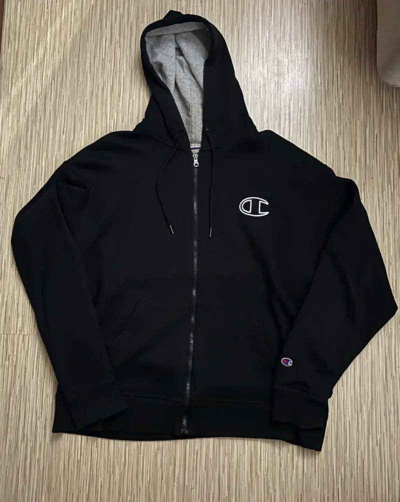 Polerón negro con capucha