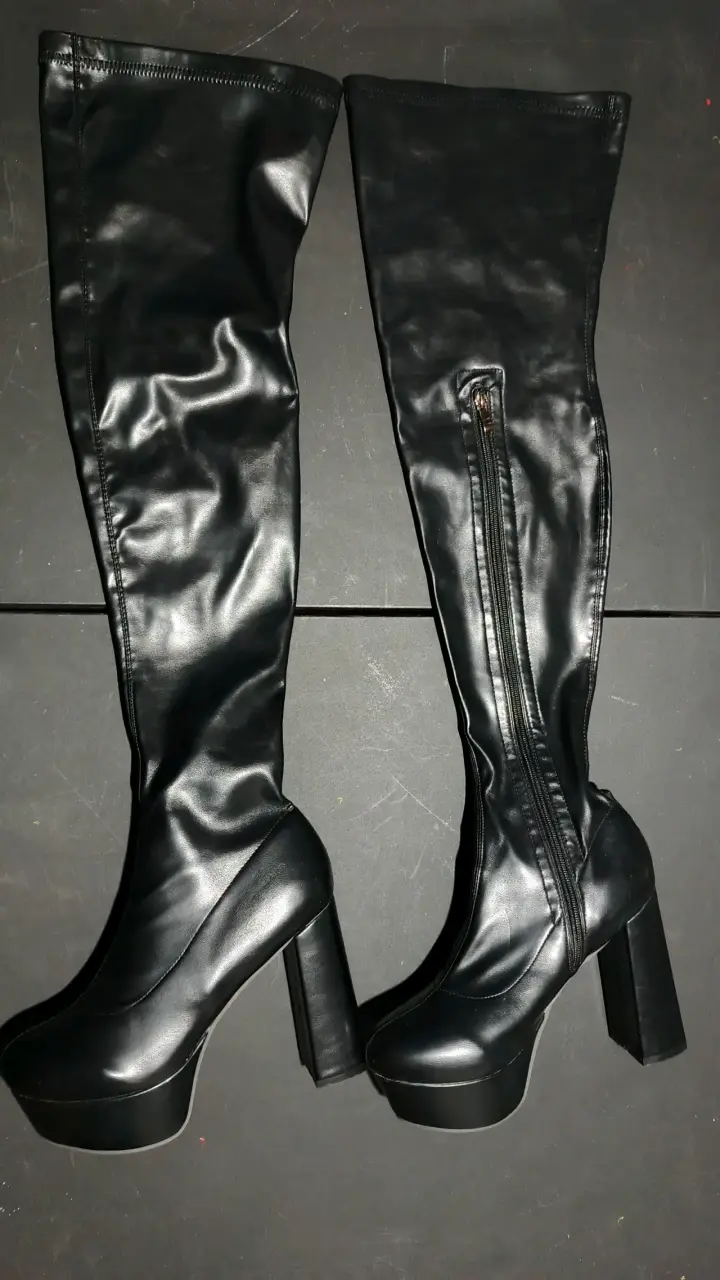 Botas Altas negras cuerina con taco