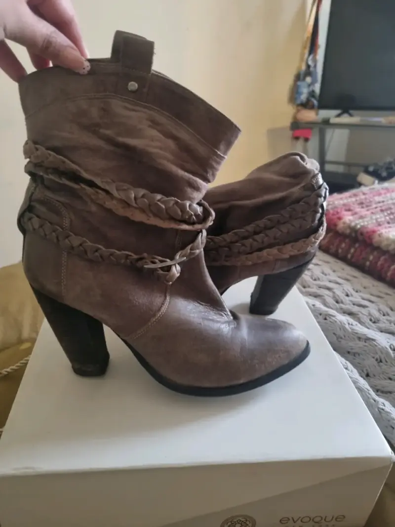Botines de cuero marrón con tacón